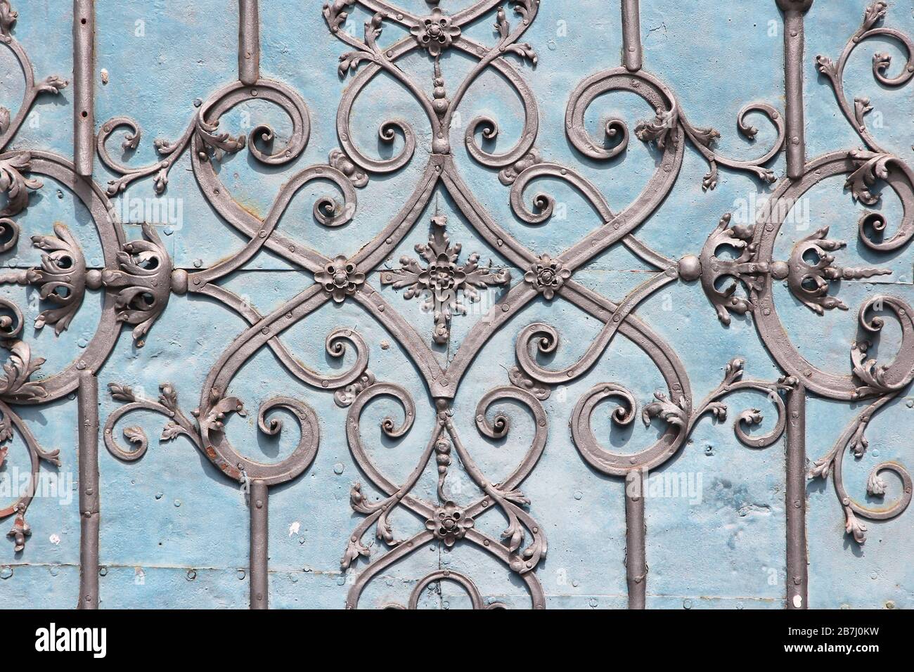 Arquitectura característica en Wroclaw, Polonia - ornamentos vintage de la puerta de hierro fundido. Foto de stock