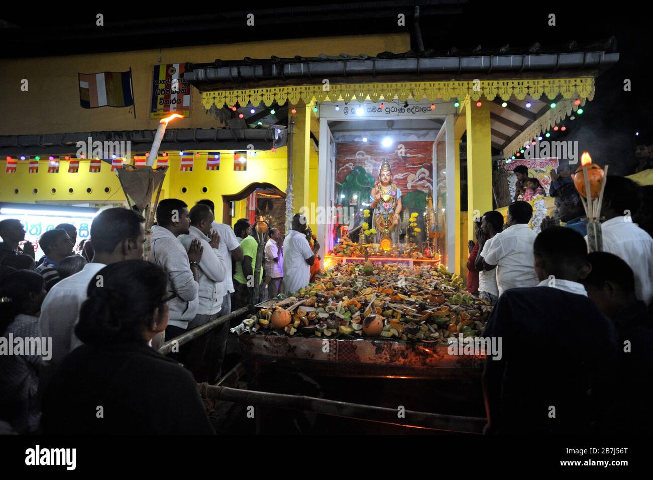 Sri Lanka, el pico de Adán, el monasterio de la aldea de Dalhousie, devotos budistas orando por la noche Foto de stock