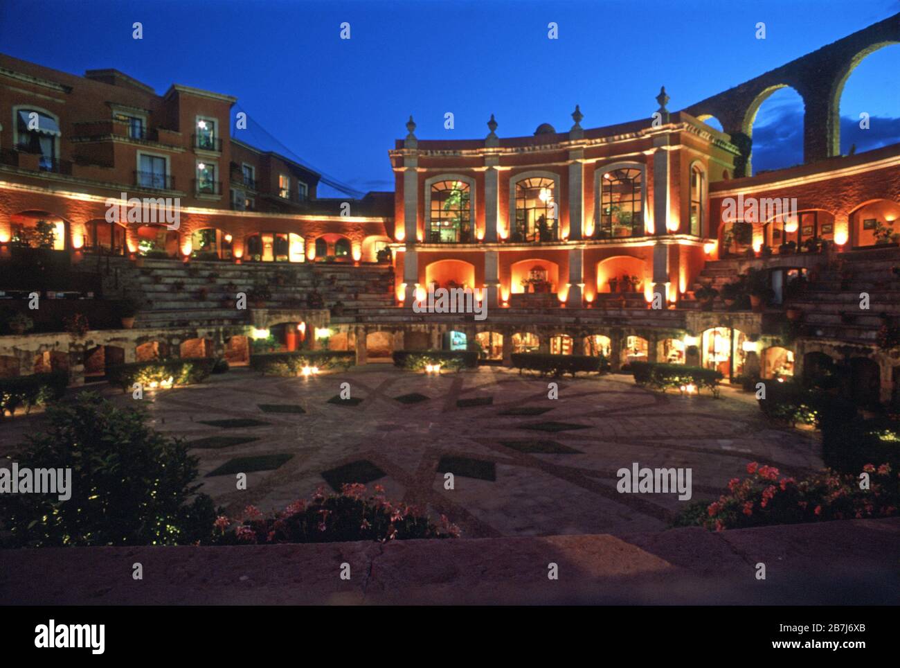 Hotel Quinta Real Zacatecas, México, iluminado por la noche. El hotel