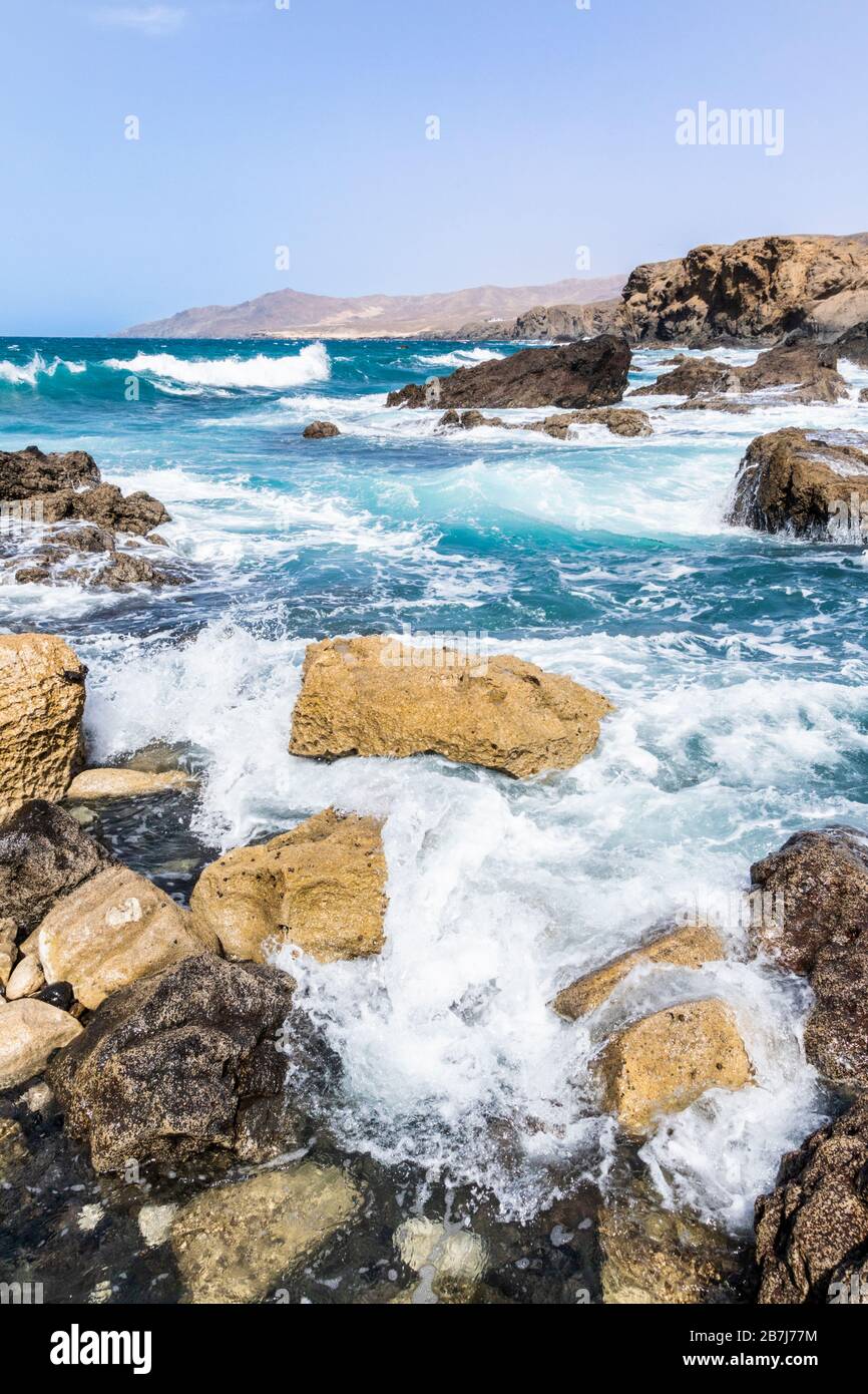 Olas pesadas del Atlántico rompiendo sobre rocas en la playa de la Pared en la costa oeste de la isla canaria de Fuerteventura Foto de stock