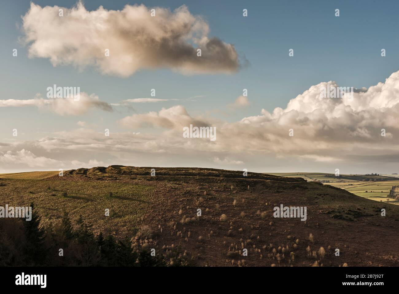 El fuerte de la colina de la Edad de Hierro de Caer Caradoc se encuentra sobre el pueblo de Chapel Lawn, cerca de Clun en el sur de Shropshire, Reino Unido, que data aproximadamente del 500 AC Foto de stock