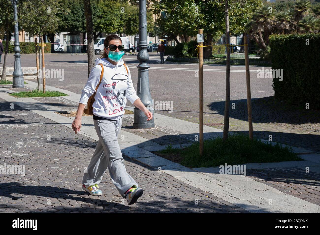 Campobasso,Molise Region,Italia:una chica camina en la plaza central de Campobasso en días de prohibición. Foto de stock