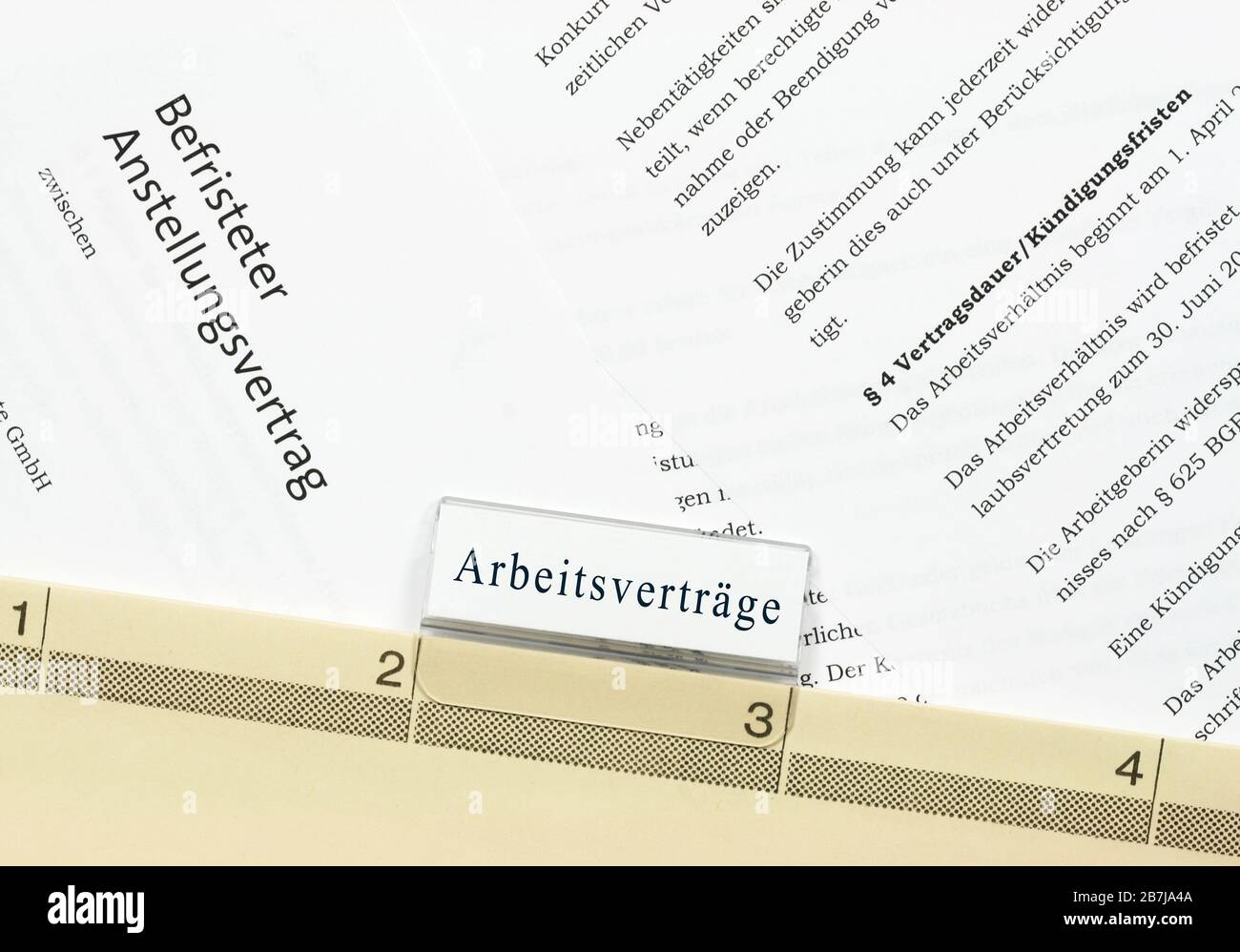 Befristeter Arbeitsvertrag: Acuerdo de empleo a corto plazo alemán, archivado en un archivo de suspensión Foto de stock