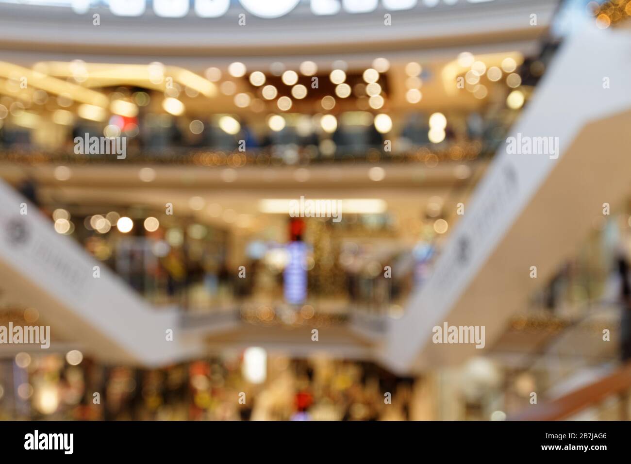 Comercio de Navidad en el centro comercial de tres pisos de fondo borroso Foto de stock