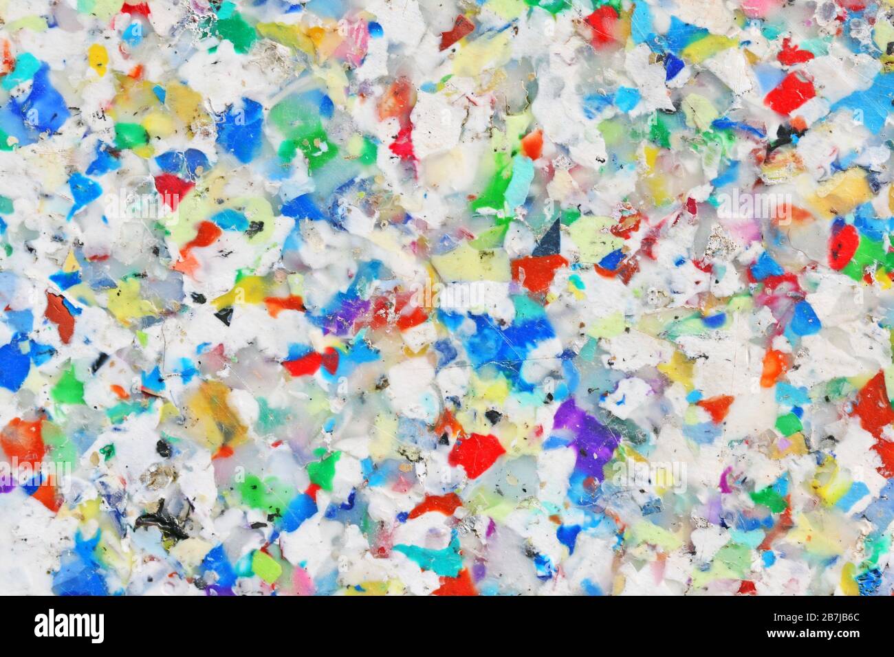 Junta de reciclaje: cierre de una tabla de colores hecha de plástico reciclado Foto de stock