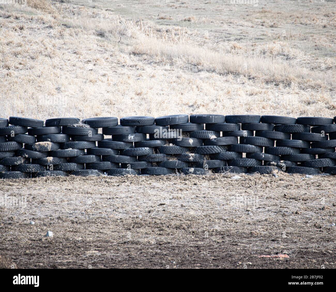 Una valla hecha de neumáticos. Foto de stock
