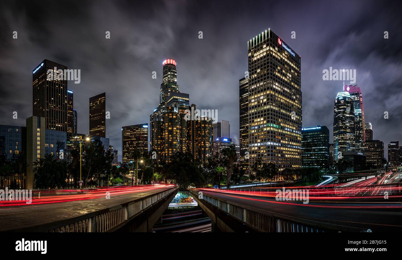 Los Angeles, California, USA-Marzo 13,2020 :Vista del Centro DE LOS ÁNGELES por la noche, por la noche Foto de stock