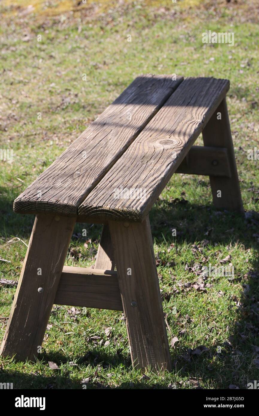 crisantemo Minero Repulsión Bancos de madera en el parque son un lugar popular para sentarse Fotografía  de stock - Alamy
