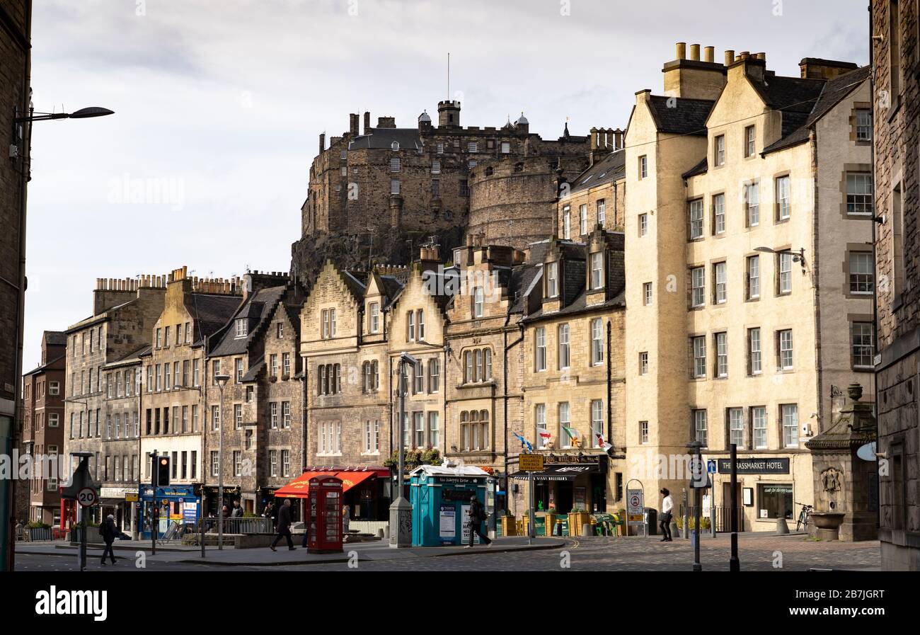 Vista de los antiguos edificios de pisos y el Castillo de Edimburgo desde el Grassmarket en el casco antiguo de Edimburgo, Escocia, Reino Unido Foto de stock