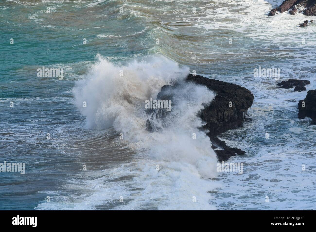 Grandes olas rompiendo en las rocas de la costa de Oriñon, en Cantabria Foto de stock