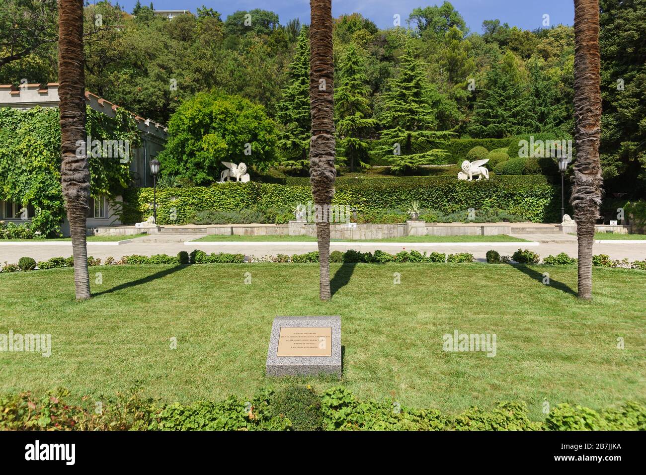 Inscripción en ruso sobre una piedra ' palmeras plantadas por Stalin, Roosevelt, Churchill durante una reunión histórica el 8 de febrero de 1945 en el Yusupov Pa Foto de stock