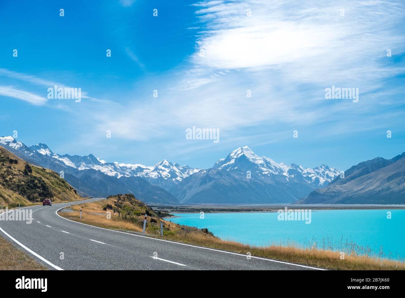 Carretera y Lago Pukaki mirando hacia el Parque Nacional Mount Cook , Isla Sur, Nueva Zelanda Foto de stock