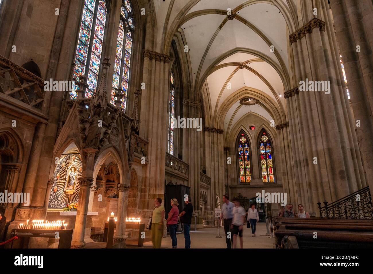 Dentro de la Catedral de San Pedro en Regensburg, Baviera, Alemania. Foto de stock