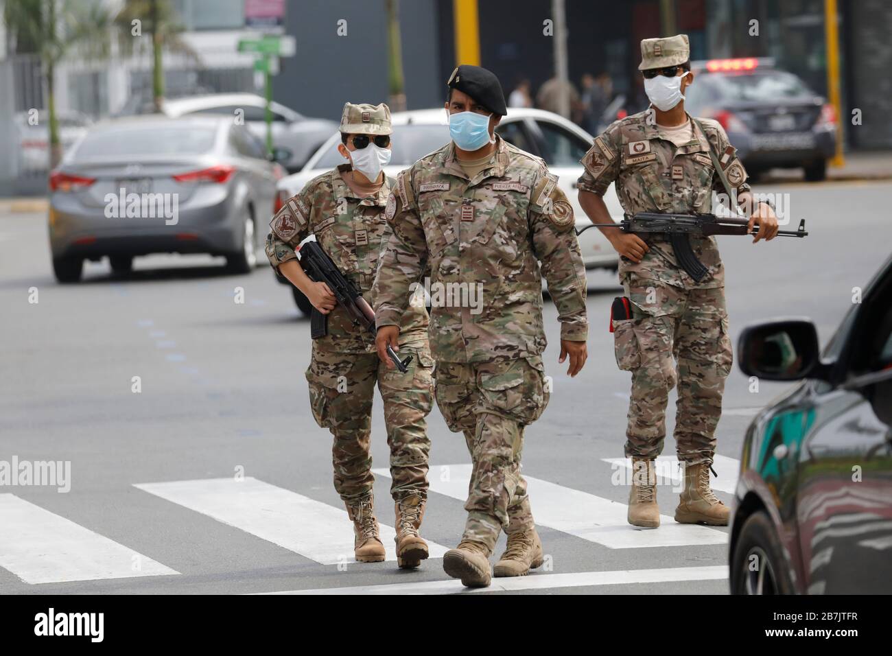Perú, Lima, 16 de marzo de 2020: Patrulla del ejército peruano al primer día de cuarentena obligatoria después de la alerta de salud COVID-19 Foto de stock