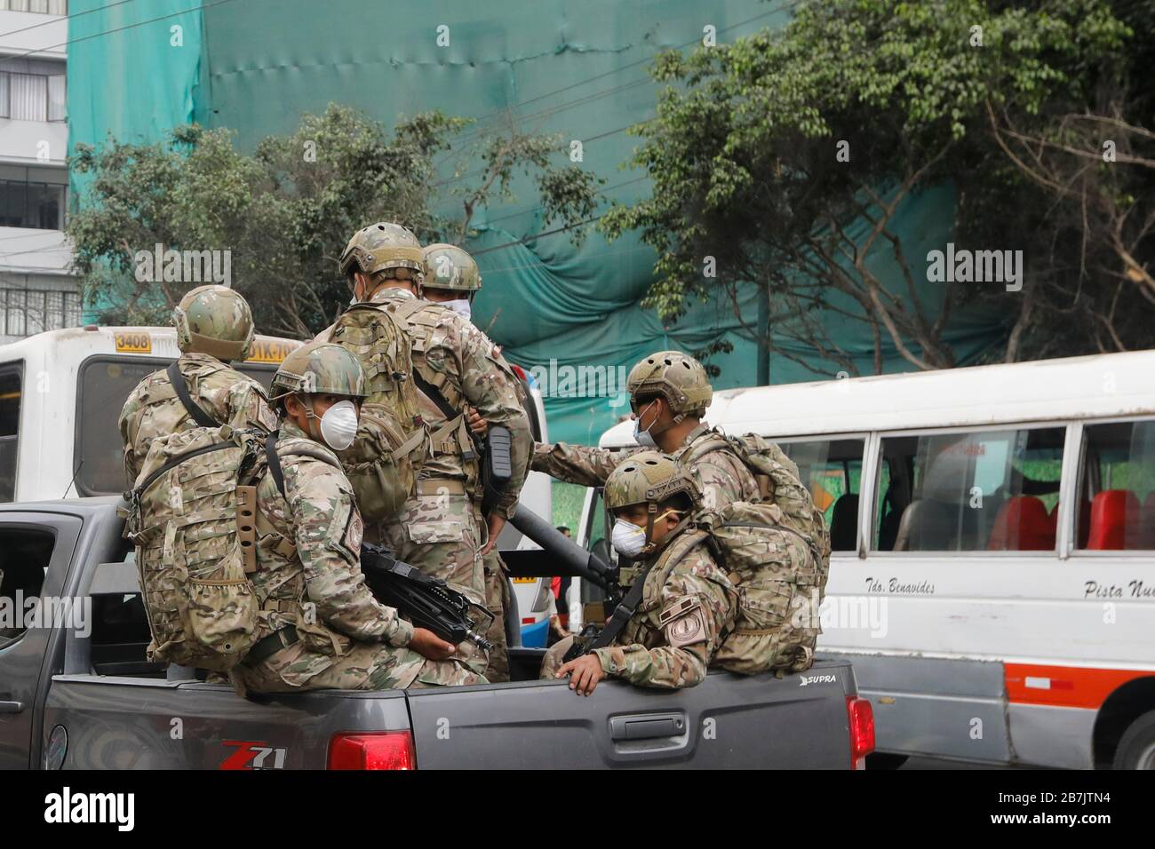 Perú, Lima, 16 de marzo de 2020: Patrulla del ejército peruano al primer día de cuarentena obligatoria después de la alerta de salud COVID-19 Foto de stock