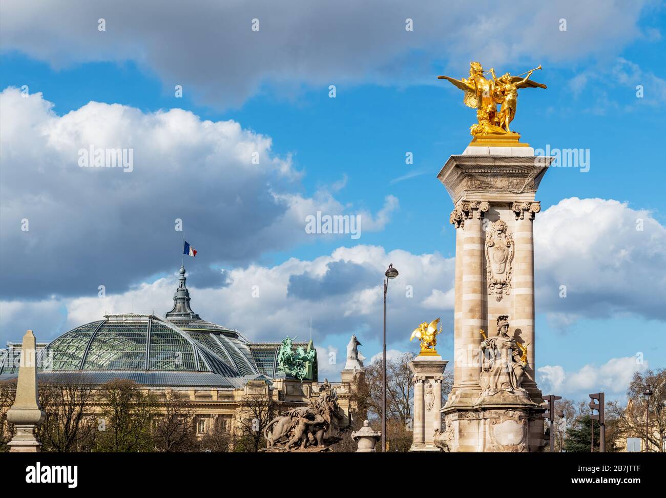 Gran Palacio y estatuas de oro del puente Pont Alexandre III - París, Francia Foto de stock