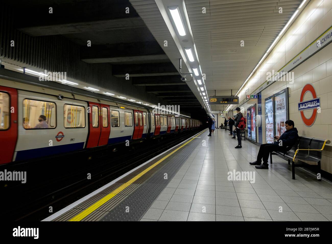 Londres, Reino Unido. 16 de marzo de 2020.el número de pasajeros en el metro de Londres ha disminuido durante el brote de coronavirus, informó Transport for London (TfL). A partir del 2 de marzo, el número de personas que utilizan el tubo disminuyó un 19% en comparación con la misma semana de 2019. Los datos también mostraron una caída del 10% en los pasajeros de autobuses de Londres. Foto de stock