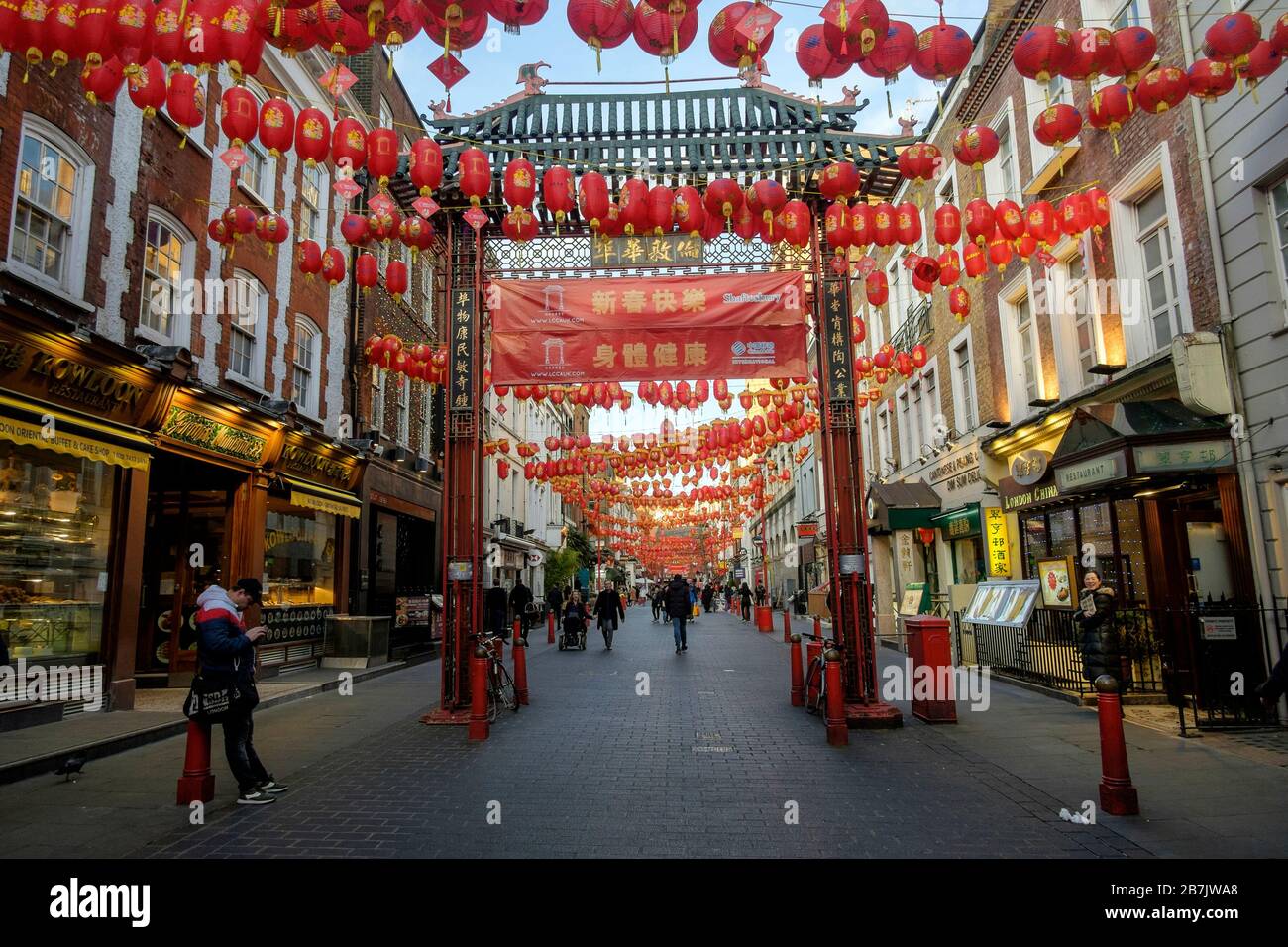 Londres, Reino Unido. 16th de marzo de 2020. Una calle Gerrard casi desierta en el barrio chino de Londres. Foto de stock