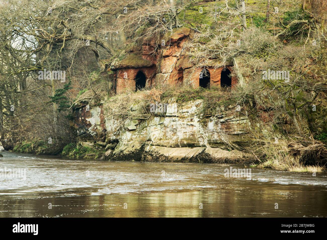 Cuevas de Lacy en Coombs Wood a orillas del río Eden, cerca de Little Salkeld y Armathwaite, Cumbria, Inglaterra, Reino Unido Foto de stock
