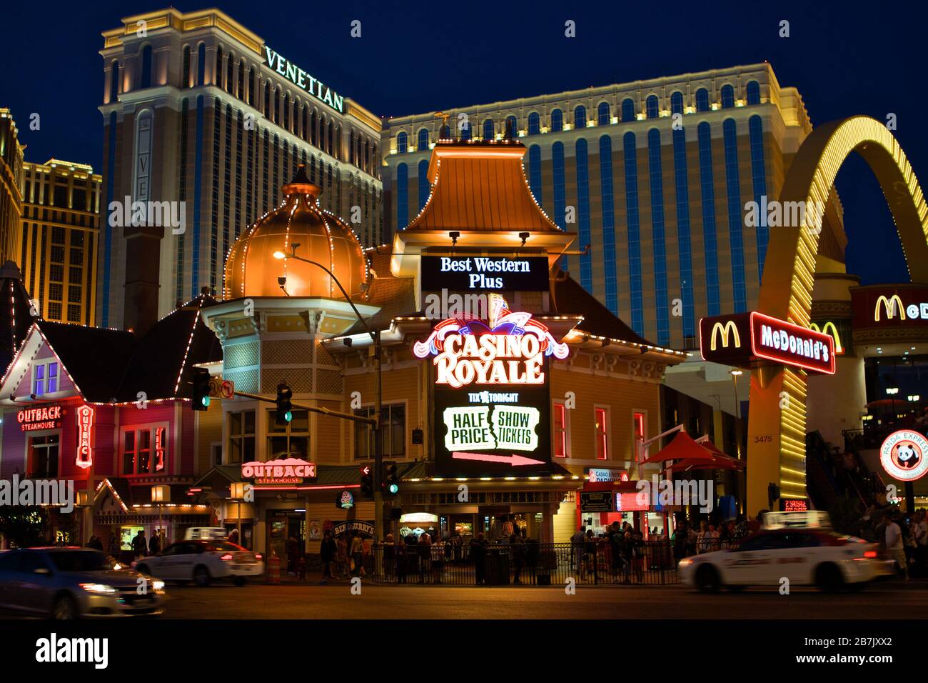 Foto nocturna de la avenida principal de las Vegas y el cartel del Casino  Royale con el hotel veneciano al fondo Fotografía de stock - Alamy