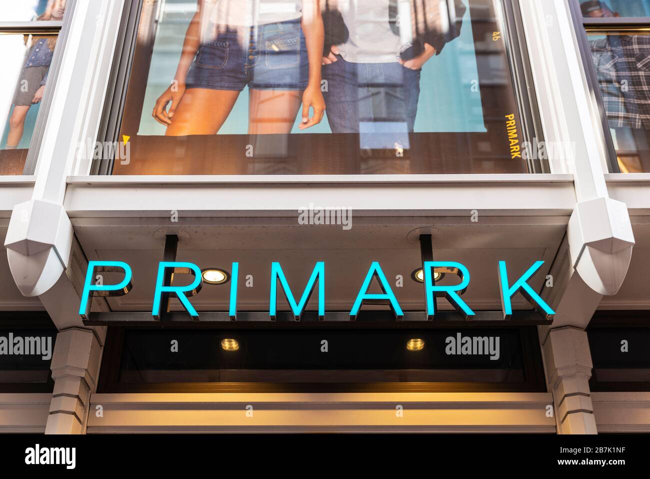 Window display primark store in fotografías e imágenes de alta resolución -  Alamy
