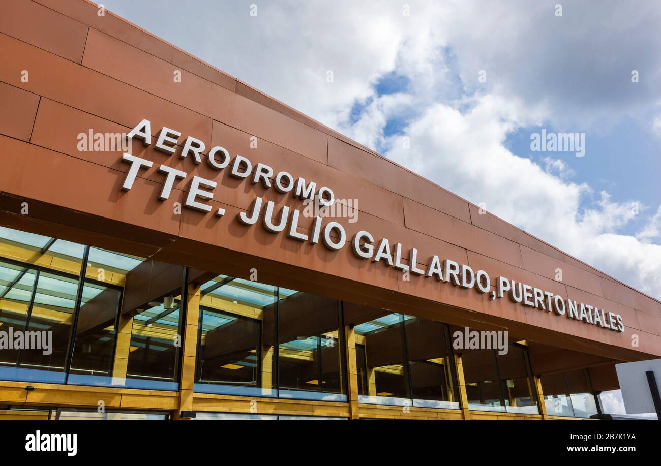 Nombre sobre la entrada al Aeropuerto Teniente Julio Gallardo que sirve a Puerto  Natales en la Región Magallanes de la Patagonia, sur de Chile Fotografía de  stock - Alamy