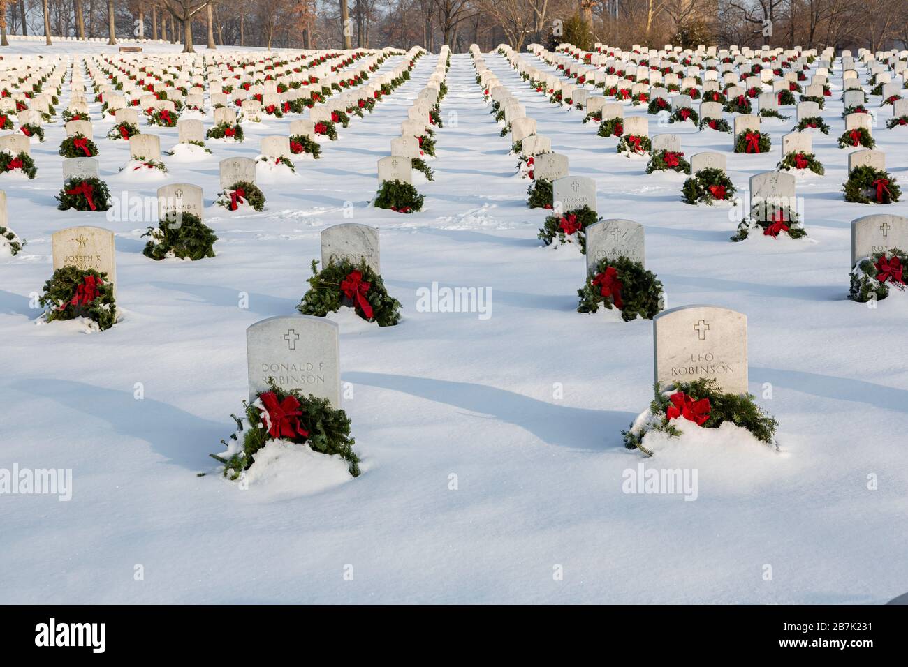 65095-02908 Wreaths en las tumbas en invierno Jefferson Barracks National Cemetery St. Louis, MO Foto de stock