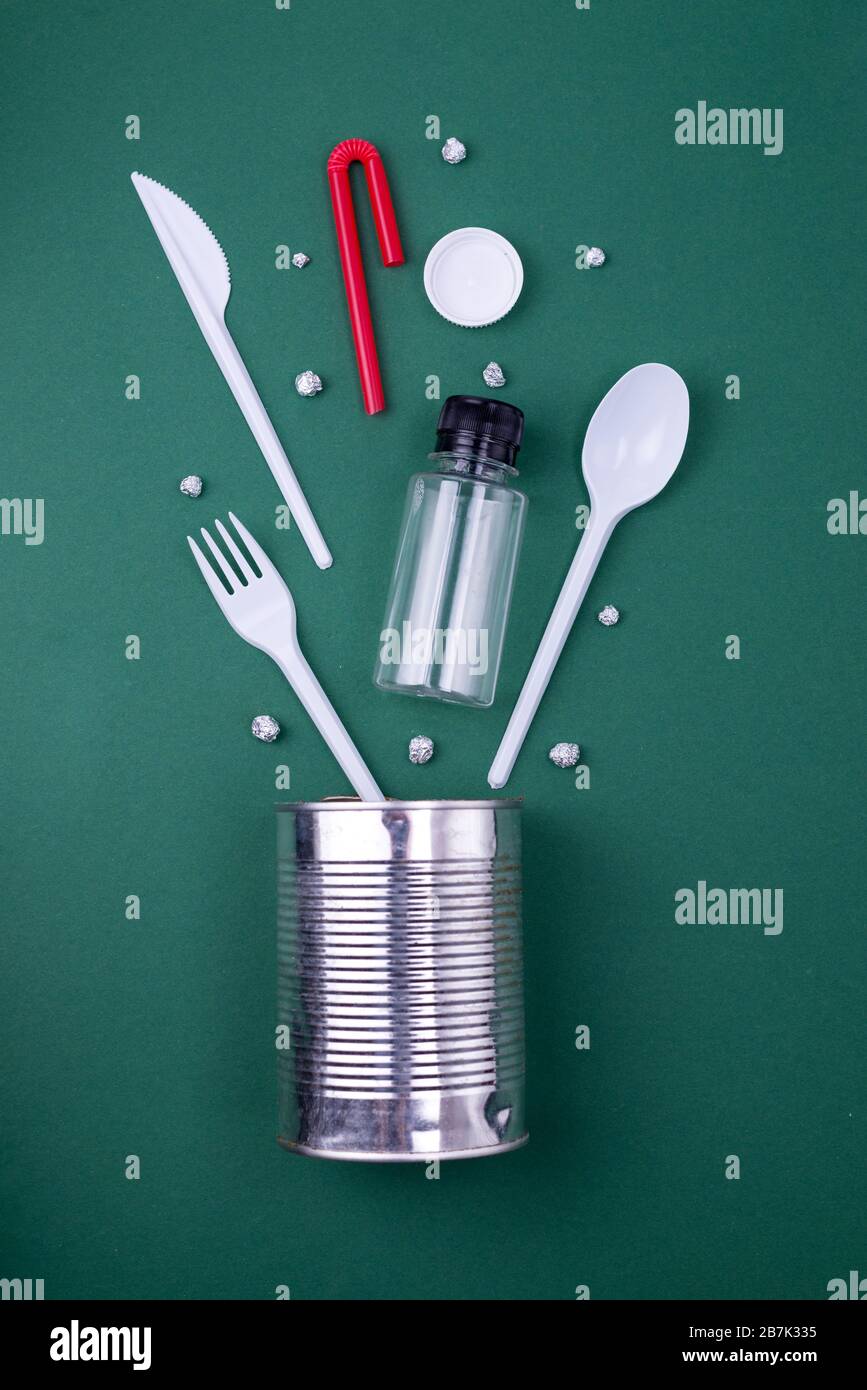 Reutilización reduzca el reciclado del concepto de capa plana con residuos de plástico, papel y polietileno. Fondo ecológico con espacio de copia. Foto de stock