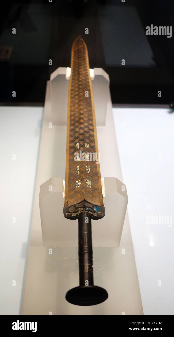 La Espada de Goujian (o Gou Jian), un rey del estado de Yue (1888 AC-110  AC), se ve en exhibición en el Museo Provincial Hubei en la ciudad de  Wuhan, en el