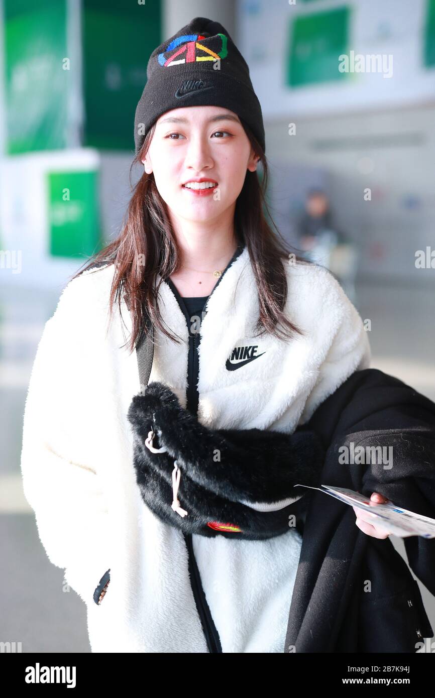 La actriz China Yuan Bingyan se presenta en un aeropuerto de Shanghai antes  de salir en Shanghai, China, el 7 de enero de 2020. Sudadera con capucha:  Nike Hat: Nike Fotografía de