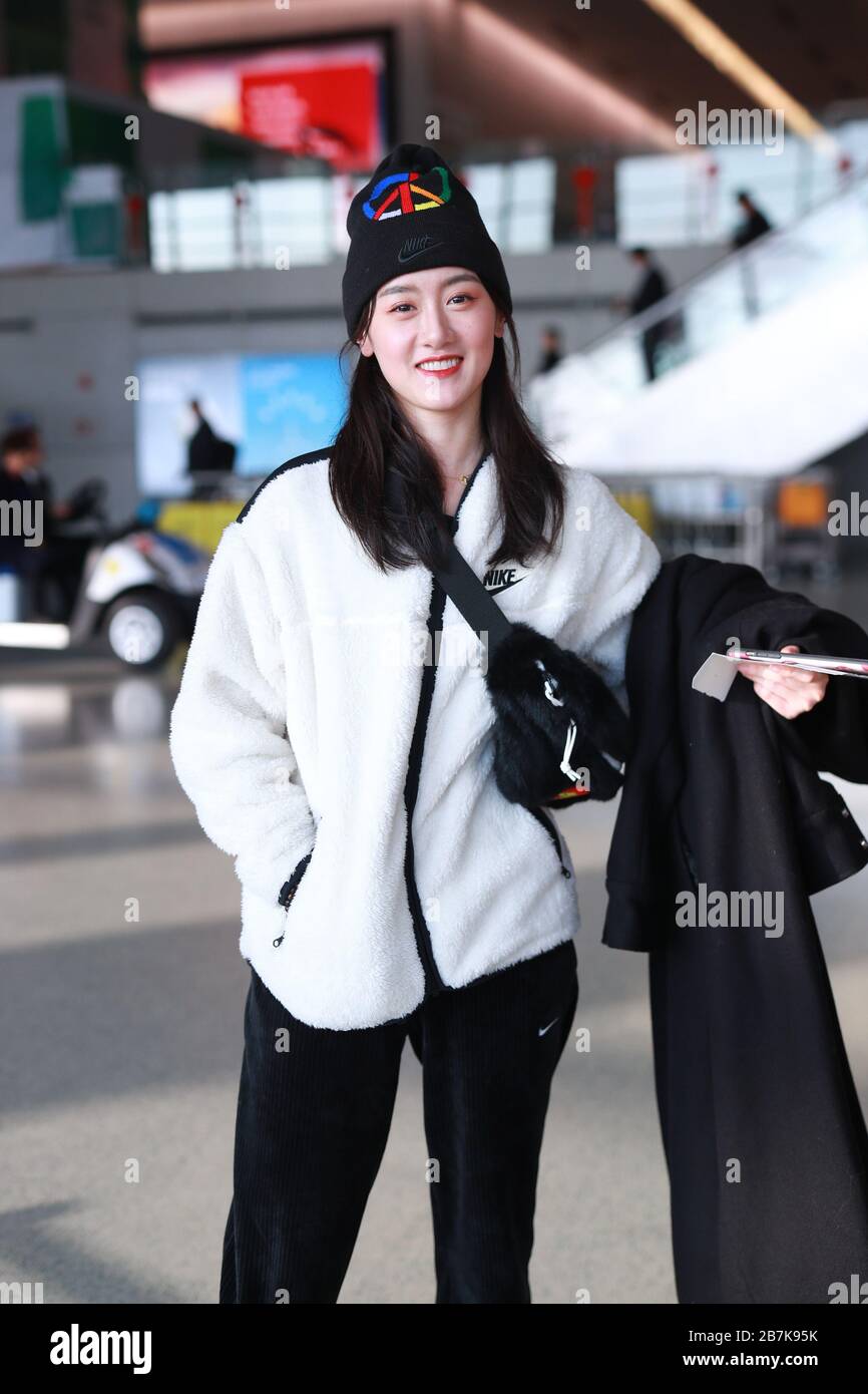 La actriz China Yuan Bingyan se presenta en un aeropuerto de Shanghai antes  de salir en Shanghai, China, el 7 de enero de 2020. Sudadera con capucha:  Nike Hat: Nike Fotografía de