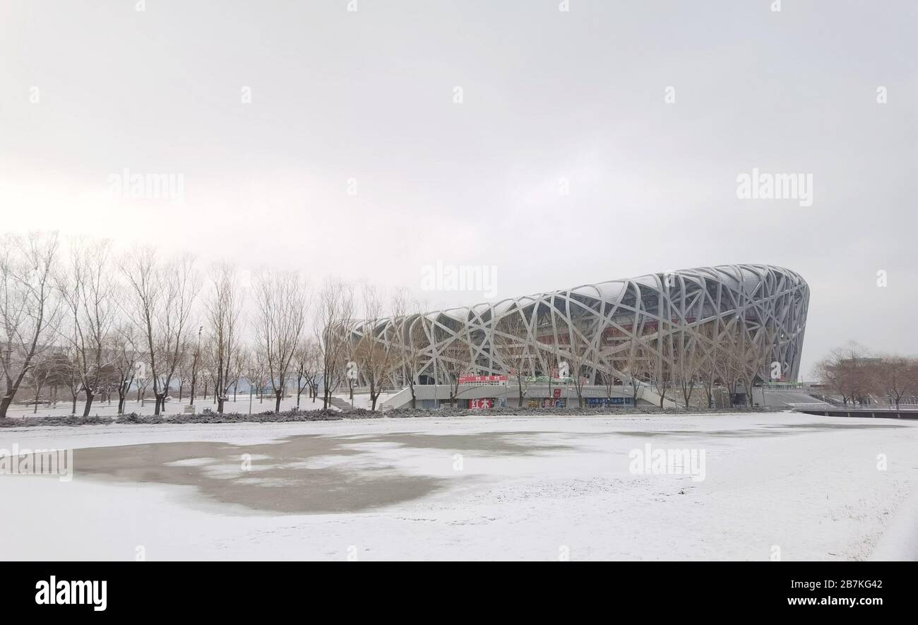 Olympic Green, un parque olímpico en el distrito de Chaoyang construido para los Juegos Olímpicos de 2008, se encuentra en la nieve, Beijing, China, 5 de febrero de 2020. *** Foto de stock
