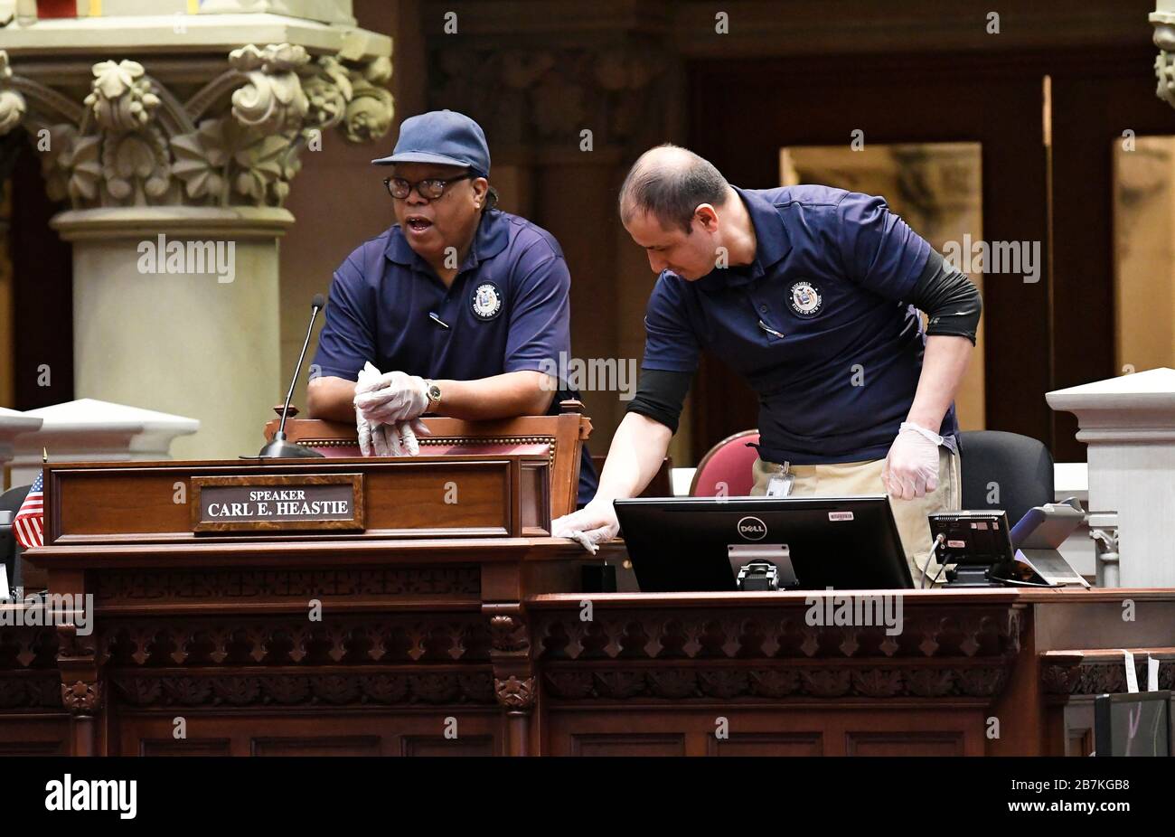 Estado de Nueva York equipos de mantenimiento de la Asamblea trabajan para desinfectar la Cámara de la Asamblea en el Capitolio del estado. Lunes 16 de marzo de 2020 en Albany, Nueva York. Foto de stock