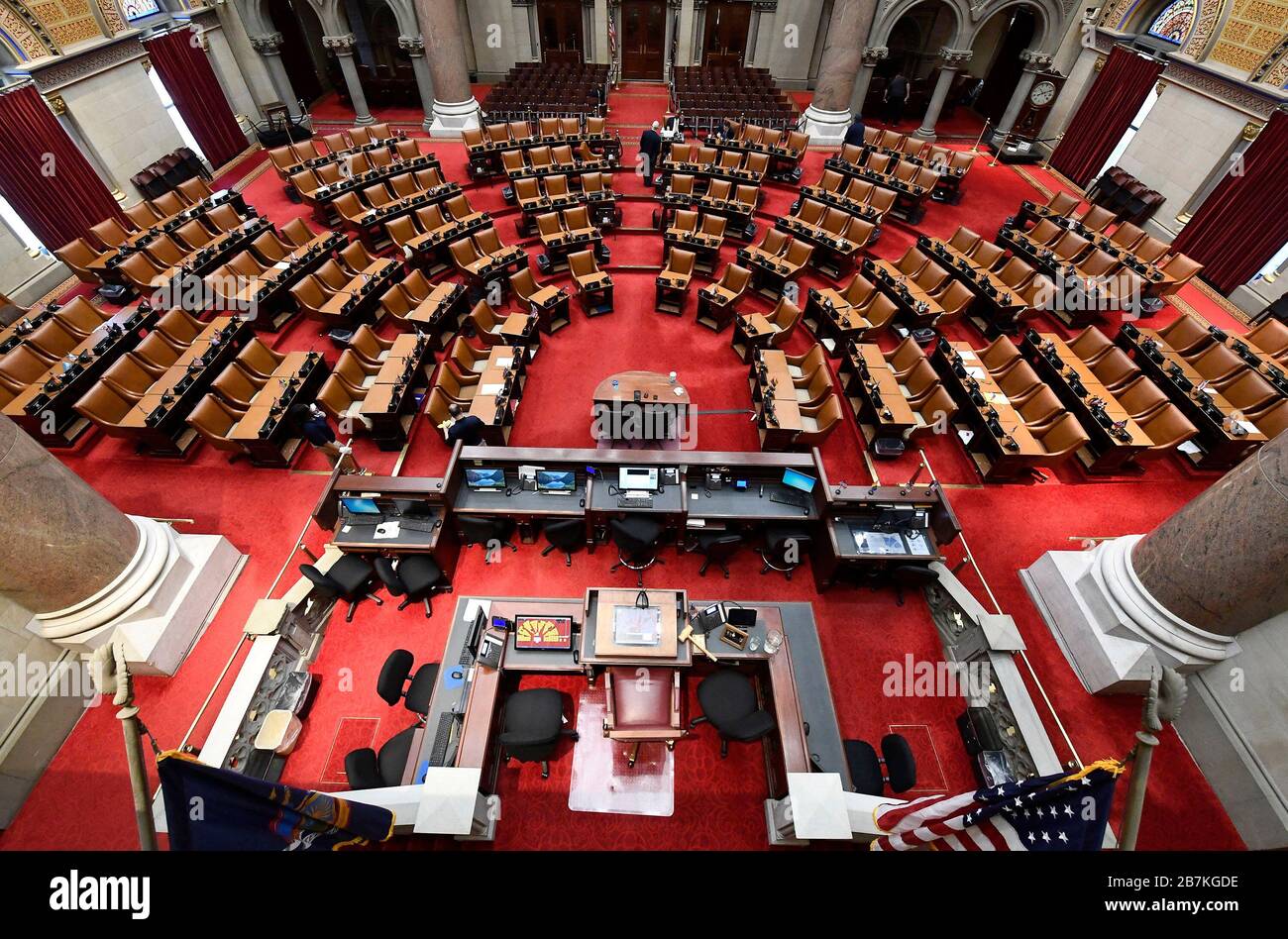 Estado de Nueva York equipos de mantenimiento de la Asamblea trabajan para desinfectar la Cámara de la Asamblea en el Capitolio del estado. Lunes 16 de marzo de 2020 en Albany, Nueva York. Foto de stock