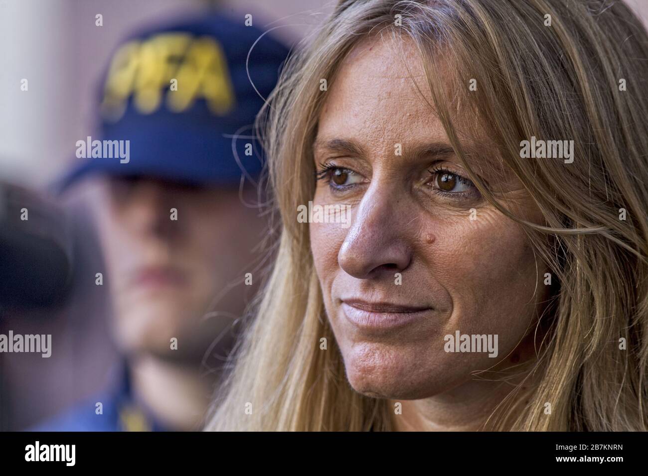 Buenos Aires, Capital Federal, Argentina. 16 de marzo de 2020. El Director de Migraciones, Florencia Carignano, junto con el Ministro del Interior, Eduardo 'Wado' de Pedro, supervisaron el lunes los controles de hoteles y alojamiento en diversos lugares del territorio nacional para verificar el cumplimiento de la cuarentena obligatoria de los turistas que entraron en el país desde febrero de 27. tras la declaración de una pandemia de coronavirus. Crédito: ZUMA Press, Inc./Alamy Live News Foto de stock