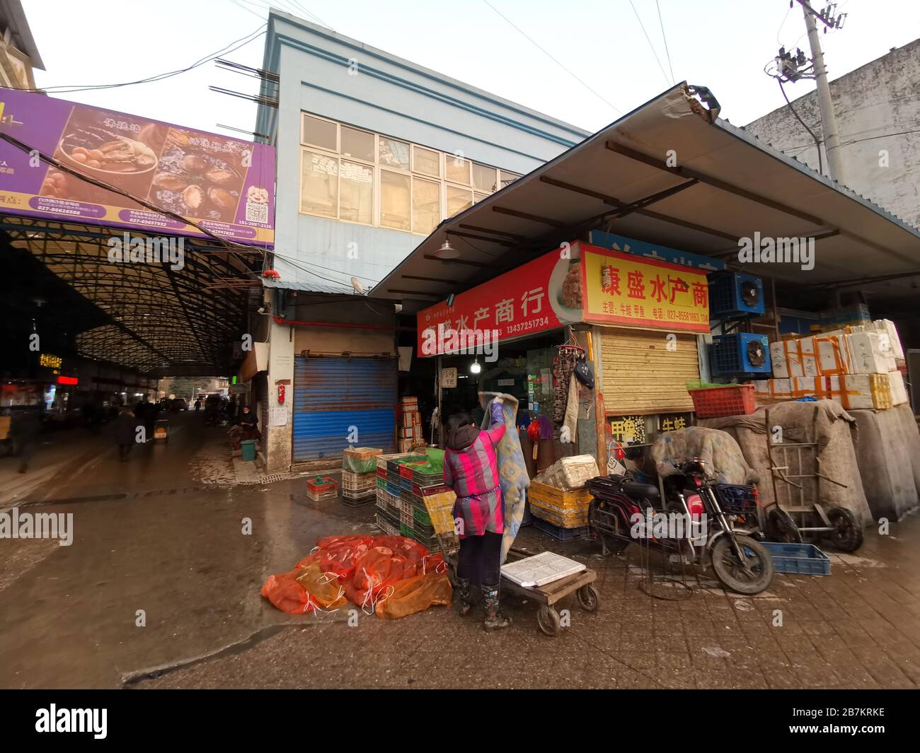 Vista del mercado mayorista de mariscos Wuhan Huanan antes de su cierre en Hankou, ciudad de Wuhan, provincia central de Hubei, China, 31 de diciembre de 2019. Foto de stock