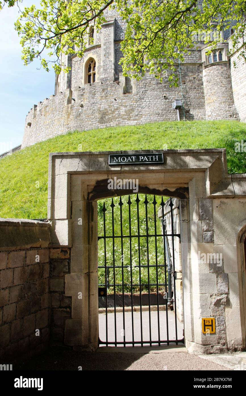 Windsor, Reino Unido - 14 de mayo de 2019: Castillo de Windsor en un día soleado con la puerta como Moat Path en primavera Foto de stock