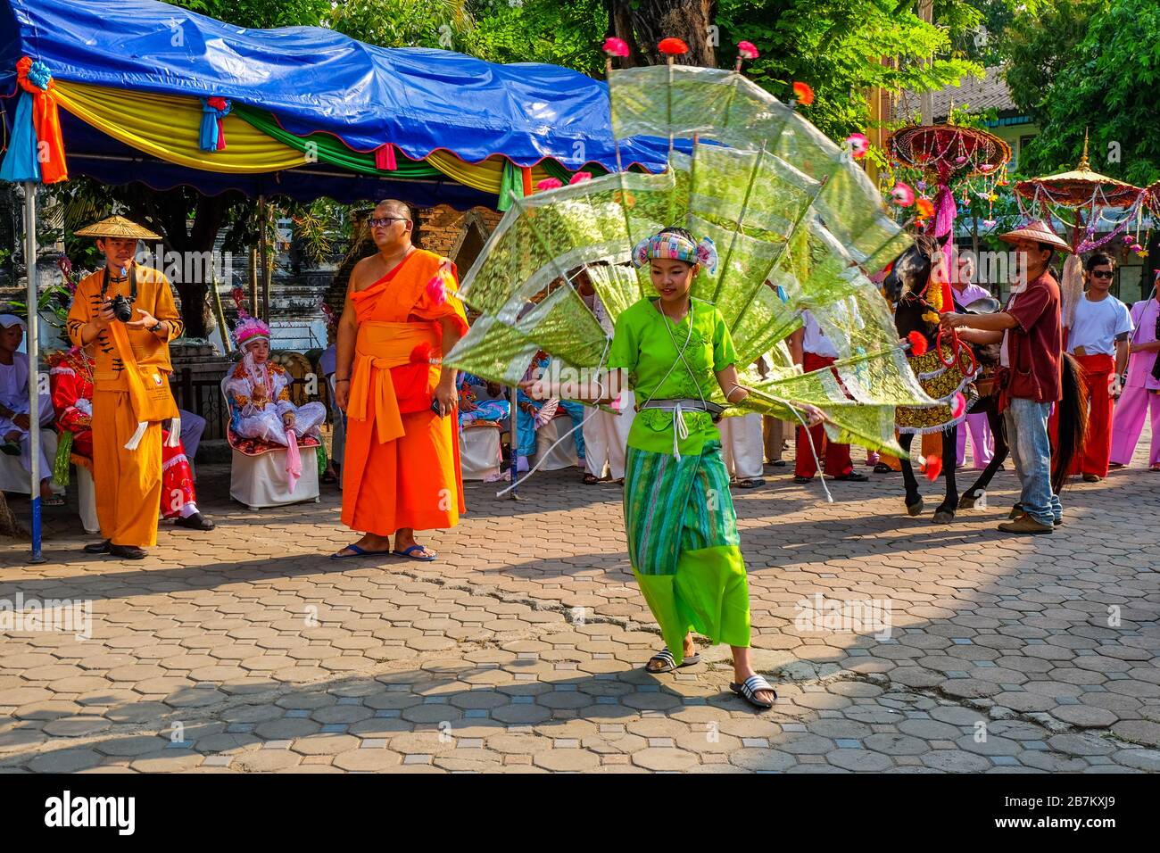 Chiang Mai, Tailandia - 5 de abril de 2018. Poy Sang Long, una ceremonia anual de ordenación Shan. Niña realizando danza de pavo real en la apertura del festival. Foto de stock
