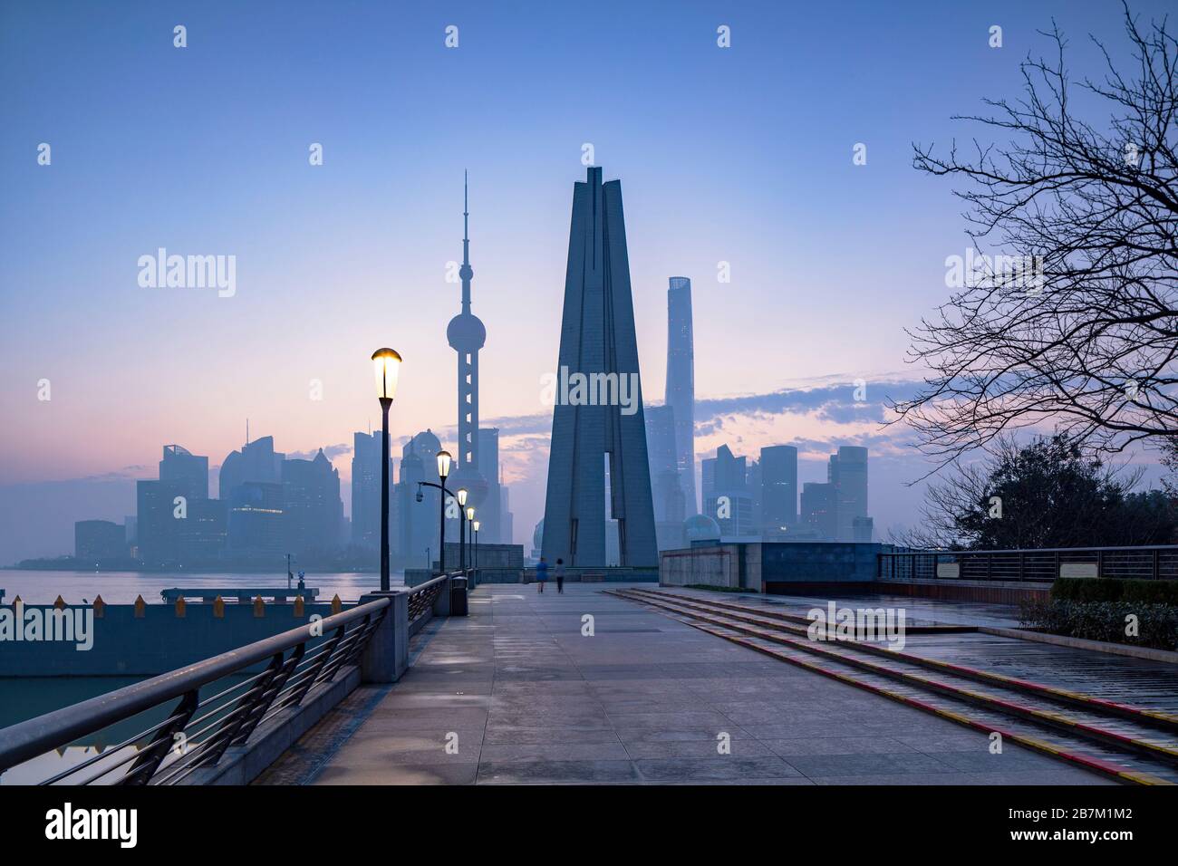 Horizonte de Pudong al amanecer, Shanghái, China Foto de stock