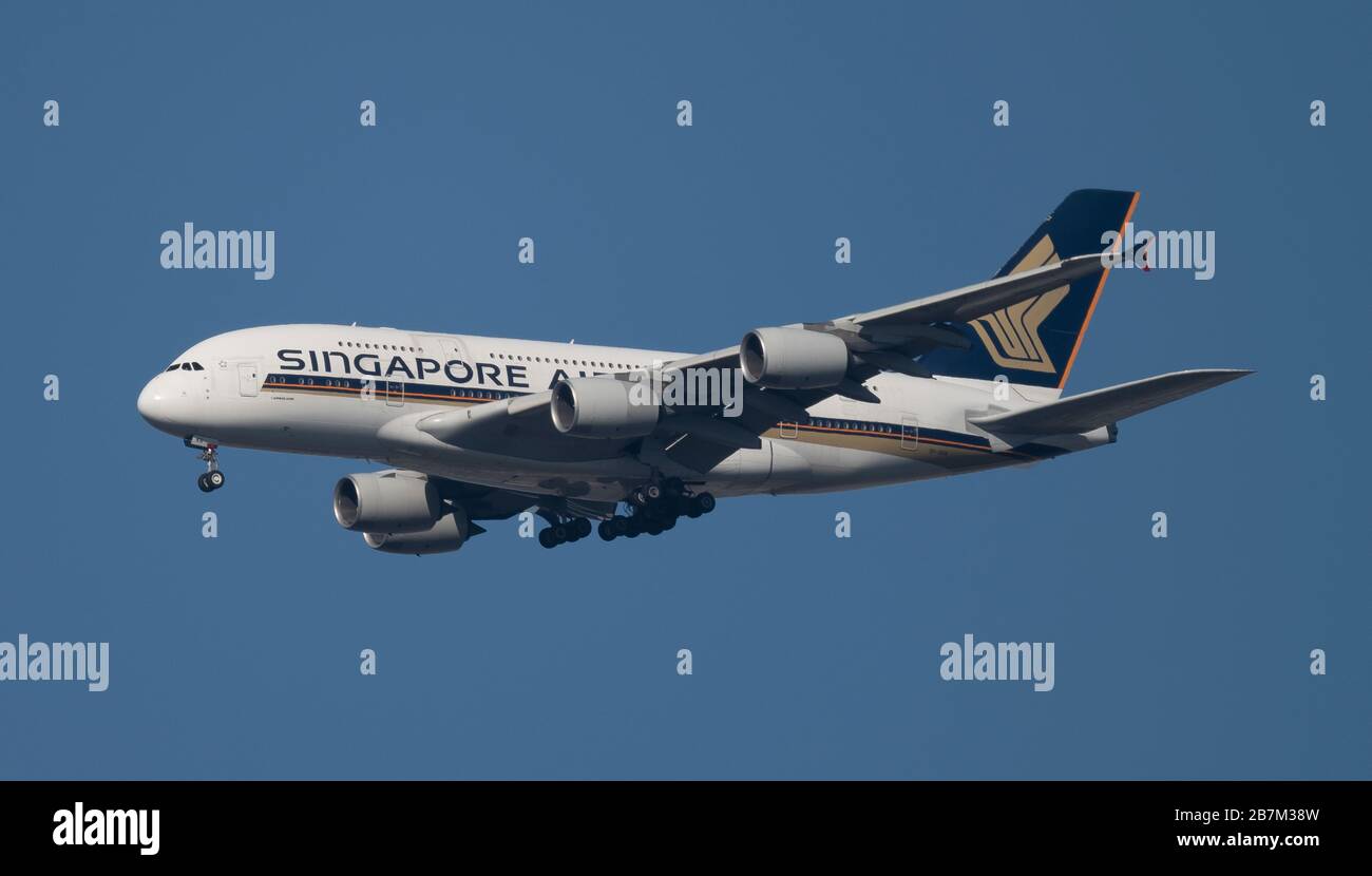 16 de marzo de 2020, Londres, Reino Unido. Singapore Airlines Airbus A380 en aproximación a Londres Heathrow, llegando desde Singapur durante la escalada del Coronavirus COVID-19 en Europa. Crédito: Malcolm Park/Alamy. Foto de stock
