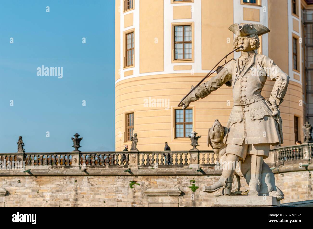 Escultura de cazador frente a Schloss Moritzburg cerca de Dresden, Sajonia,  Alemania Fotografía de stock - Alamy