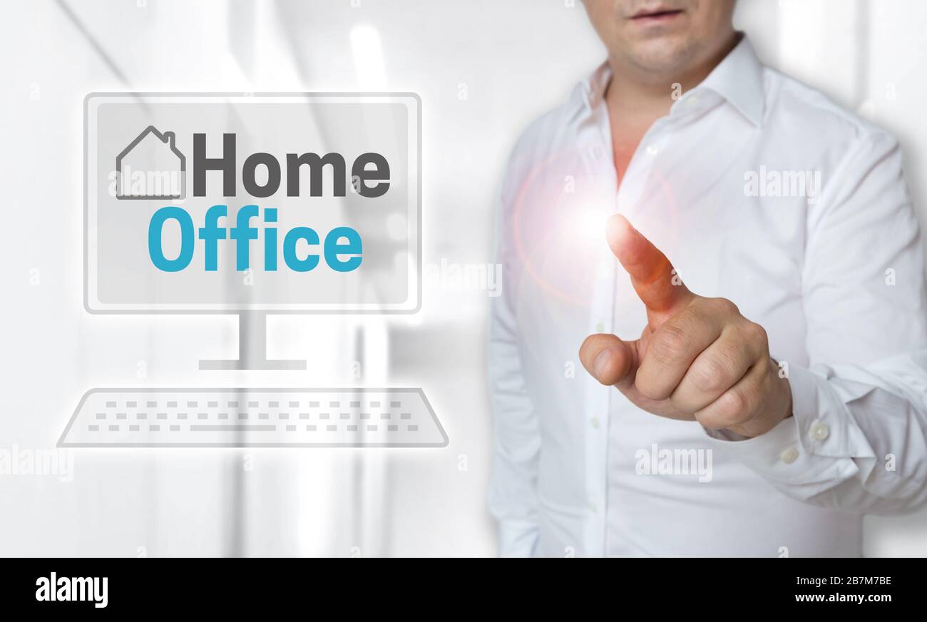 El concepto de pantalla táctil de HomeOffice es operado por el hombre. Foto de stock