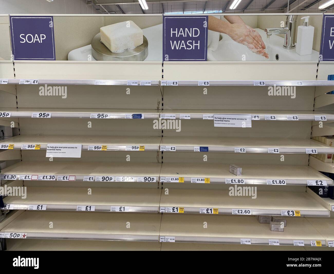 OXFORD, Reino Unido - 16 de marzo de 2020: Vacíe las estanterías de los supermercados en una tienda de comestibles local mientras la gente se prepara para el bloqueo del coronavirus Foto de stock