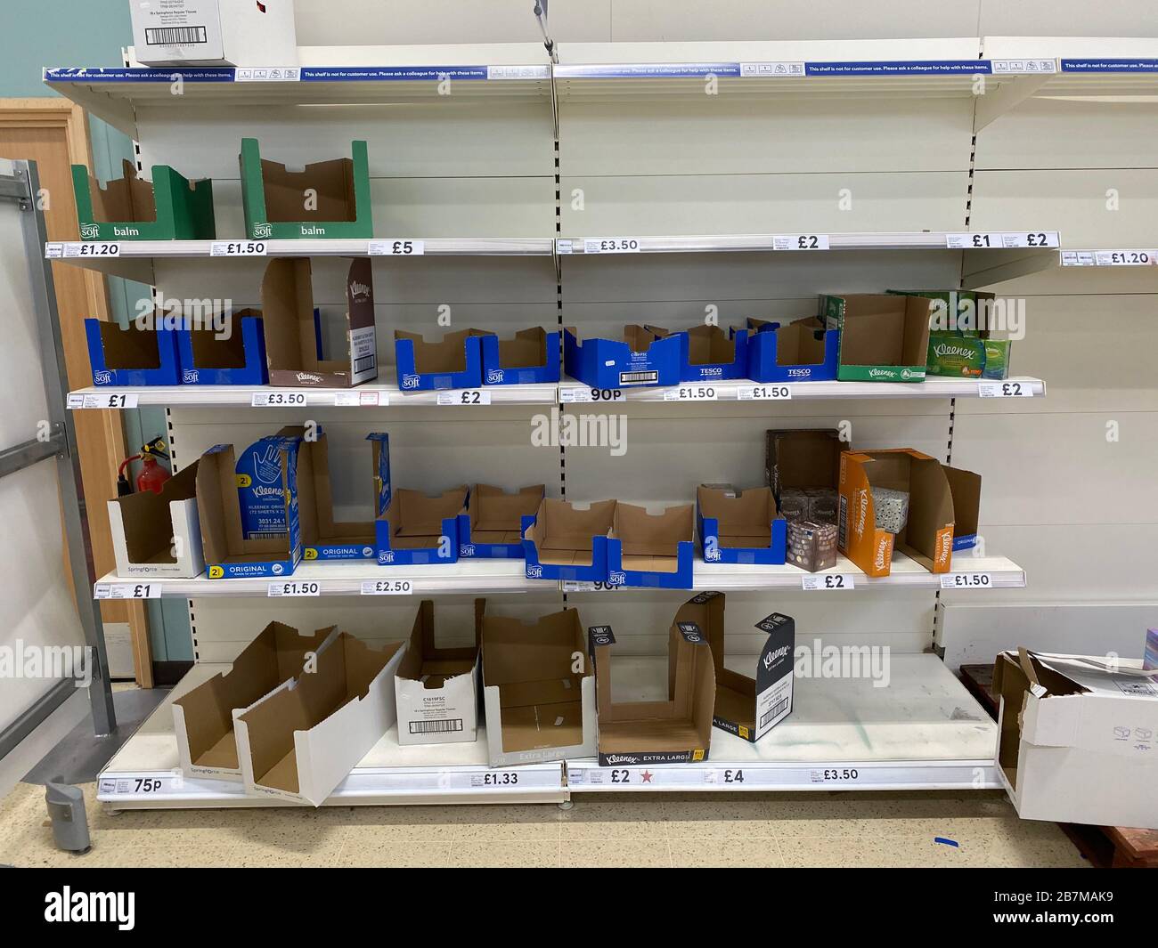 OXFORD, Reino Unido - 16 de marzo de 2020: Vacíe las estanterías de los supermercados en una tienda de comestibles local mientras la gente se prepara para el bloqueo del coronavirus Foto de stock