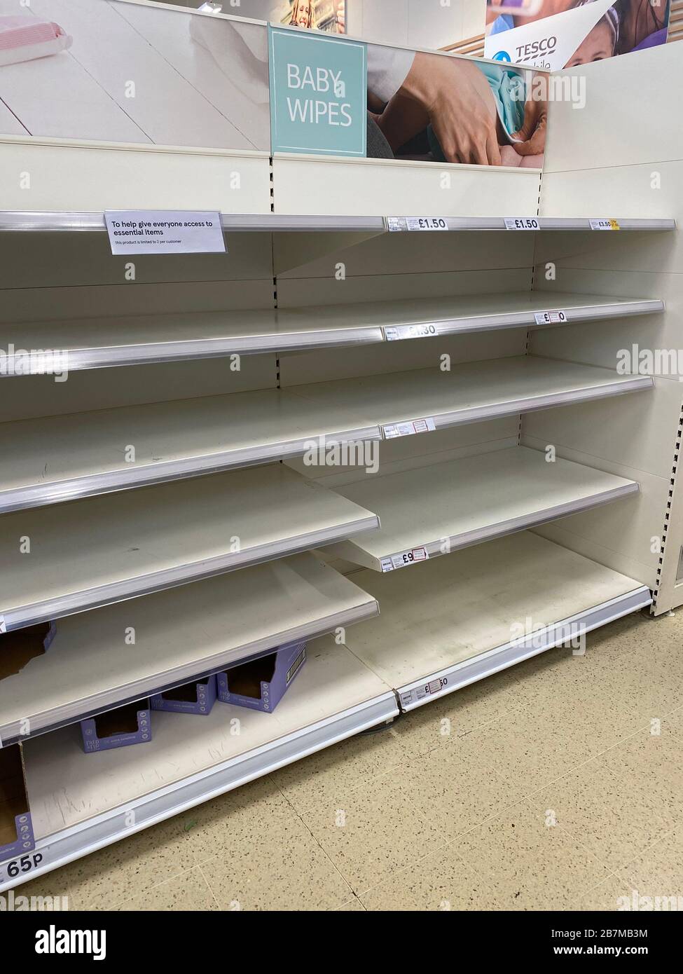 OXFORD, Reino Unido - 16 de marzo de 2020: Vacíe las estanterías de los supermercados en una tienda de comestibles local mientras la gente se prepara para el bloqueo del coronavirus Foto de stock