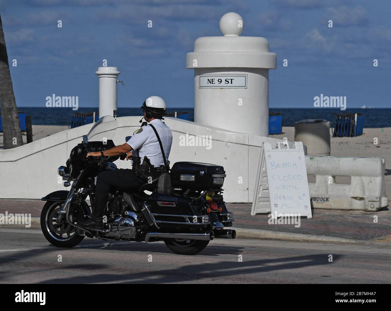 Florida Usa Feb 11 2021 : Coche De Policía Con Luces Intermitentes Y  Agentes Con Sospechosos En La Parte Trasera Fotografía editorial - Imagen  de florida, patrulla: 215973877