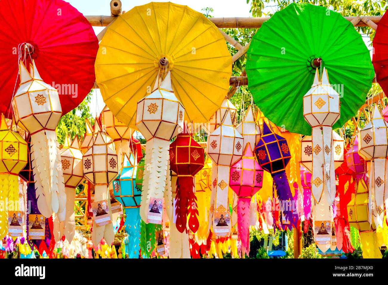 Linternas tradicionales de lanna en Wat Phra Singh, Chiang Mai, Tailandia Foto de stock