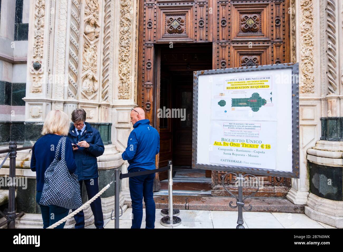 Entrada al Duomo, Cattedrale di Santa Maria del Fiore, Catedral de Florencia, Piazza del Duomo, Florencia, Italia Foto de stock