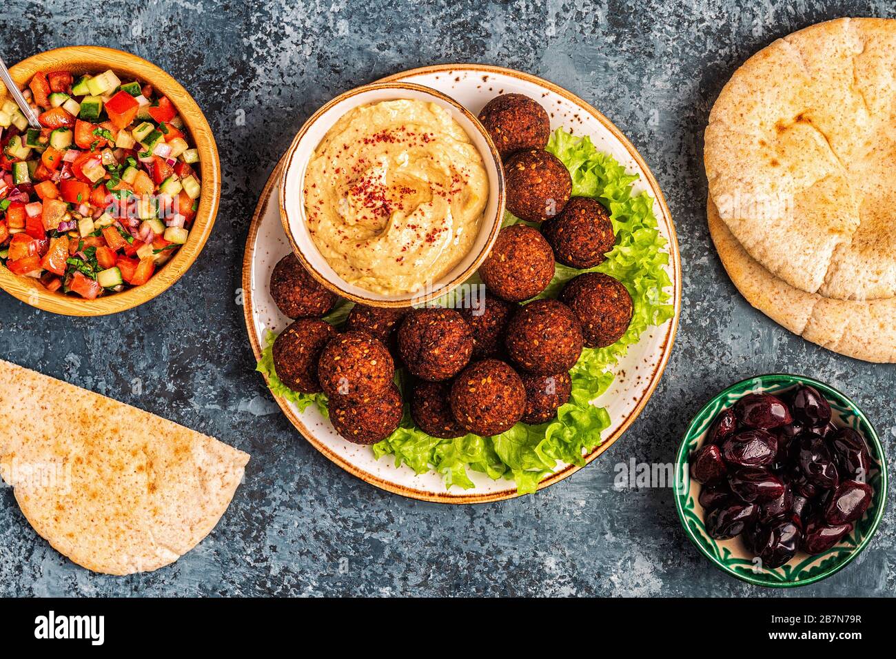 Falafel - plato tradicional de cocina israelí y de Oriente Medio, vista  superior Fotografía de stock - Alamy
