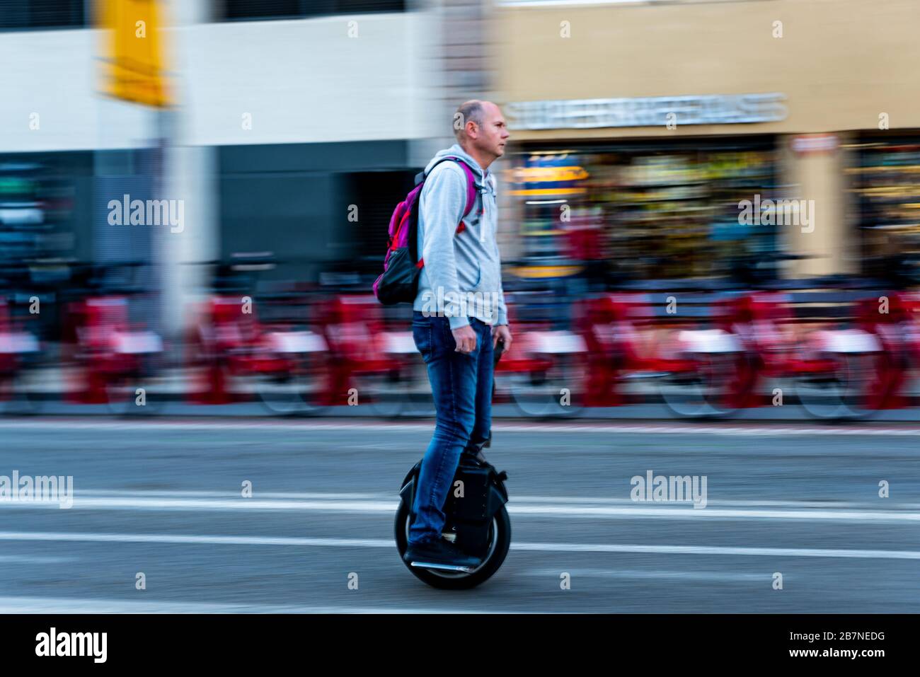 monociclo eléctrico. el hombre monta una rueda mono en el paso de cebra  15979059 Foto de stock en Vecteezy
